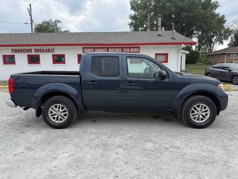 Used 2015 Nissan Frontier SV AWD/4WD image 2