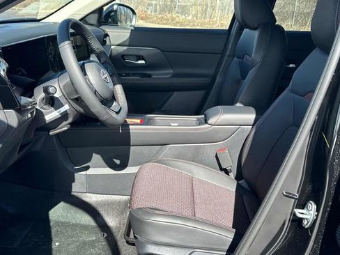 New 2025 Nissan Kicks SR image 7