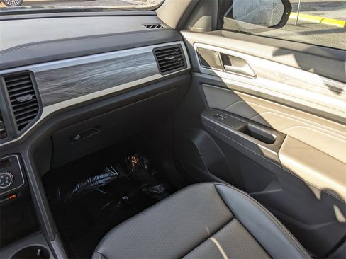 Certified 2022 Volkswagen Atlas Cross Sport SE image 17