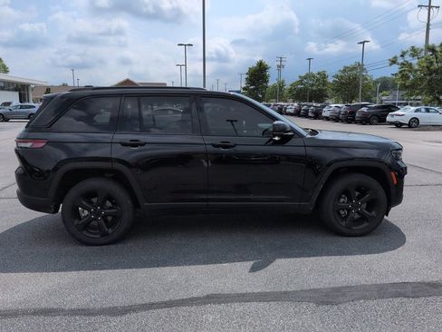 Used 2023 Jeep Grand Cherokee Altitude AWD/4WD image 15