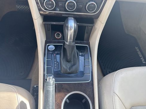 Used 2015 Volkswagen Passat TDI SEL Premium image 23