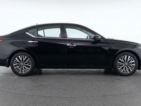 Used 2025 Nissan Altima 2.5 SV image 11