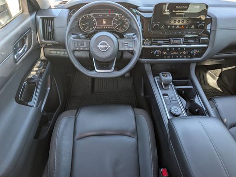 Used 2024 Nissan Pathfinder SL AWD/4WD image 10