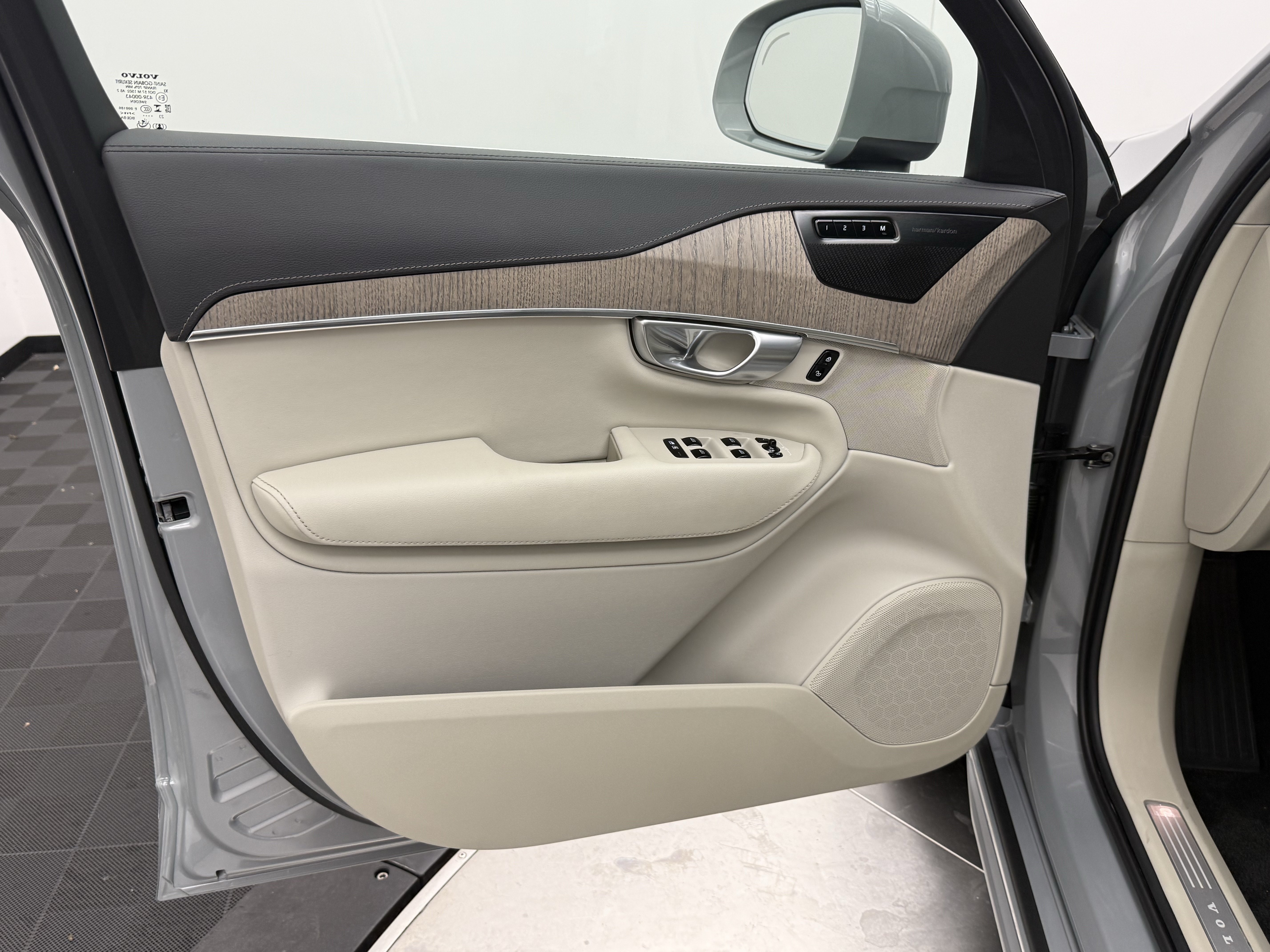 Certified 2024 Volvo XC90 B6 Ultimate w/ Protection Package Premier AWD/4WD image 11