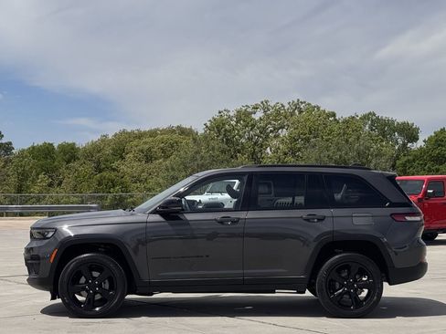 Used 2023 Jeep Grand Cherokee Altitude AWD/4WD image 3