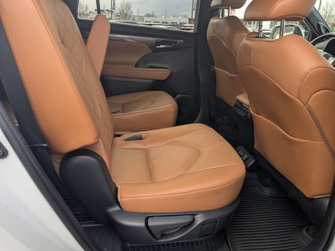 Used 2023 Toyota Highlander Platinum image 29