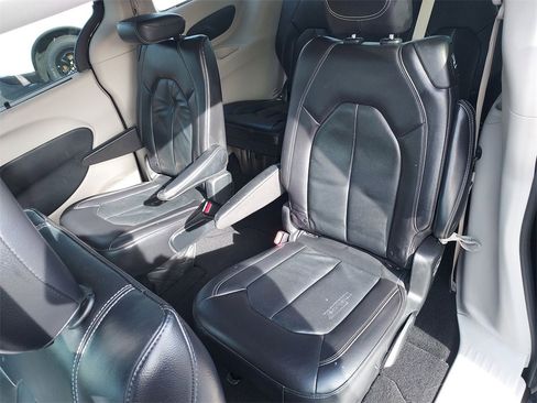 Used 2022 Chrysler Pacifica Touring-L image 27