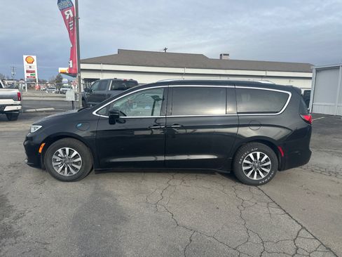 Used 2021 Chrysler Pacifica Touring-L image 2