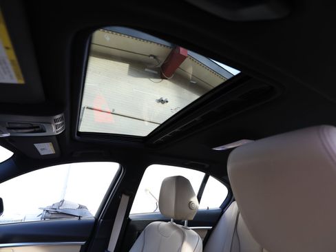 Used 2017 BMW 330i xDrive Sedan image 15