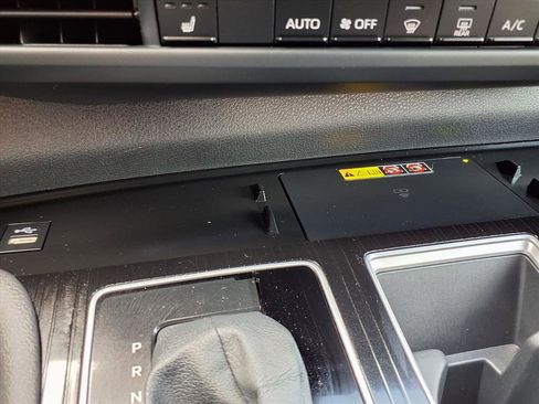 Used 2025 Toyota Sienna XLE Woodland Edition image 9