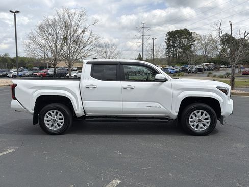 Used 2025 Toyota Tacoma SR5 image 4