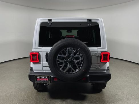 Used 2025 Jeep Wrangler Unlimited Sahara AWD/4WD image 4