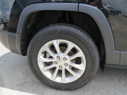 Used 2021 Jeep Cherokee Latitude FWD image 9