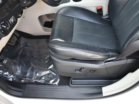Used 2014 Chrysler Town & Country Touring-L w/ Driver Convenience Group FWD image 22