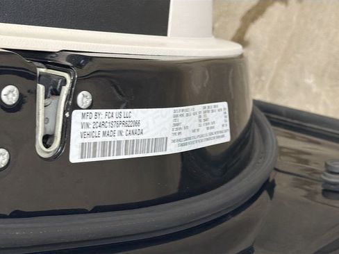 Used 2023 Chrysler Pacifica Limited image 36