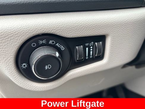 Used 2023 Chrysler Pacifica Touring-L FWD image 17