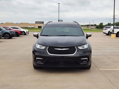 Used 2025 Chrysler Pacifica Pinnacle FWD image 6