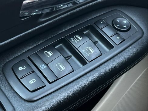 Used 2019 Dodge Grand Caravan SE FWD image 39