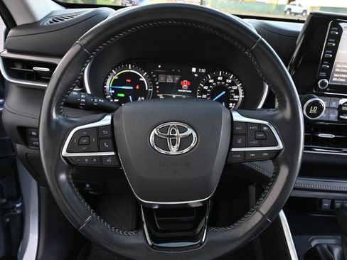 Used 2021 Toyota Highlander XLE AWD/4WD image 17