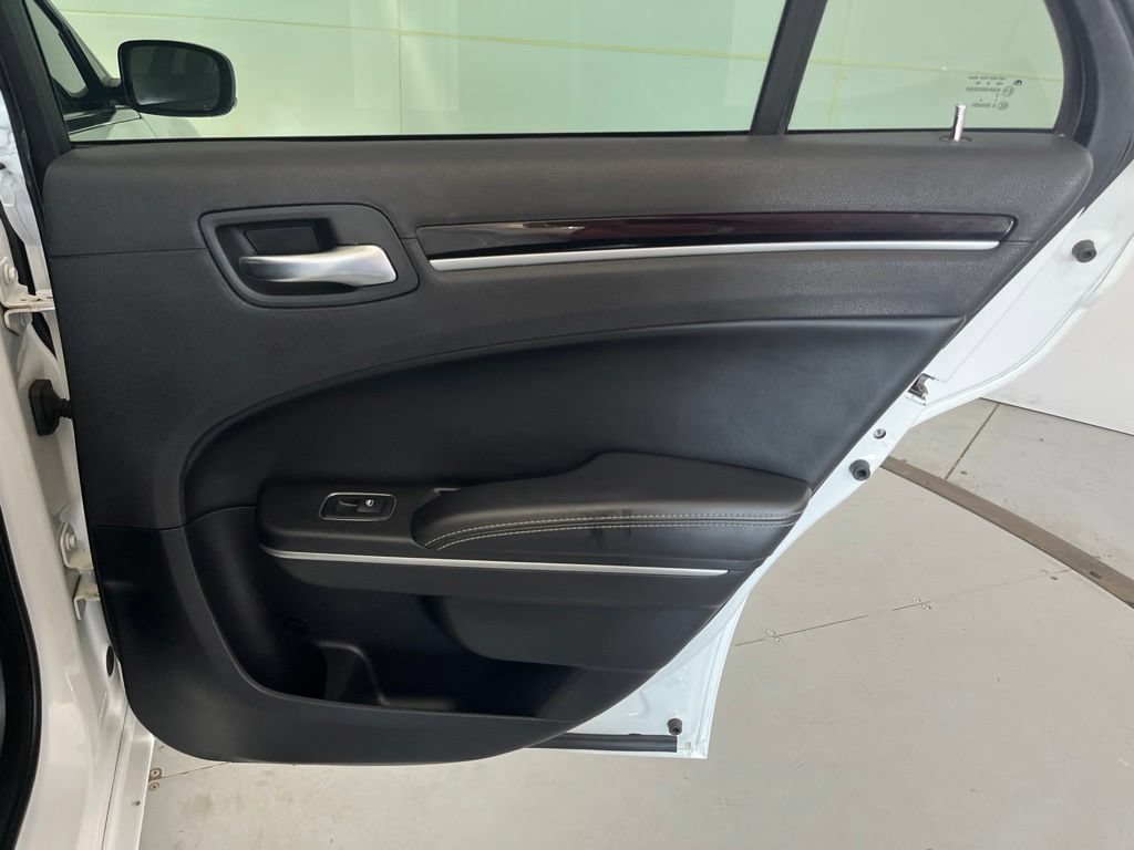 Used 2019 Chrysler 300 S w/ 300S Premium Group 2 RWD image 28