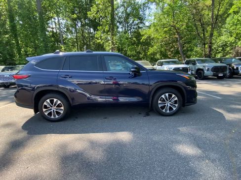 Used 2023 Toyota Highlander XLE AWD/4WD image 12