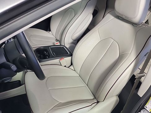 Used 2019 Chrysler Pacifica Limited FWD image 17