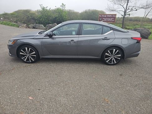 Used 2021 Nissan Altima 2.5 SR FWD image 2