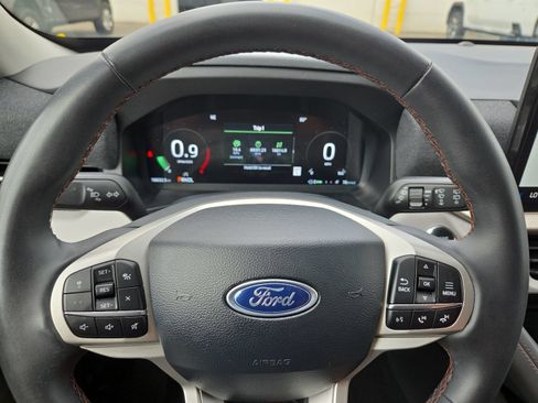 Used 2025 Ford Explorer Active AWD/4WD image 4