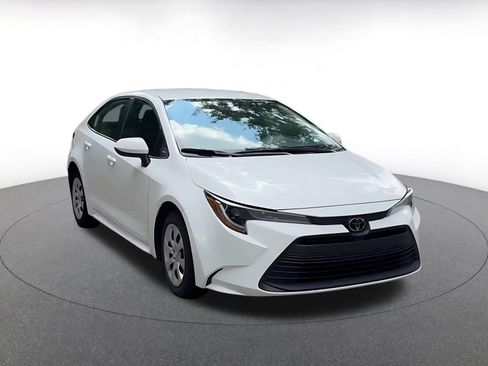 Used 2025 Toyota Corolla LE FWD image 3