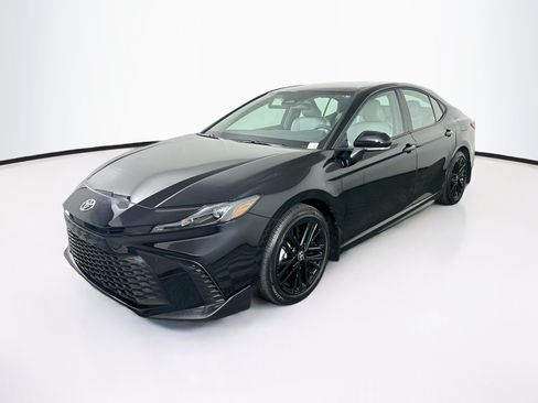Used 2025 Toyota Camry SE FWD image 3