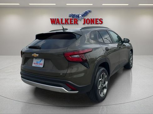 Used 2024 Chevrolet Trax LT w/ LT Convenience Package image 4