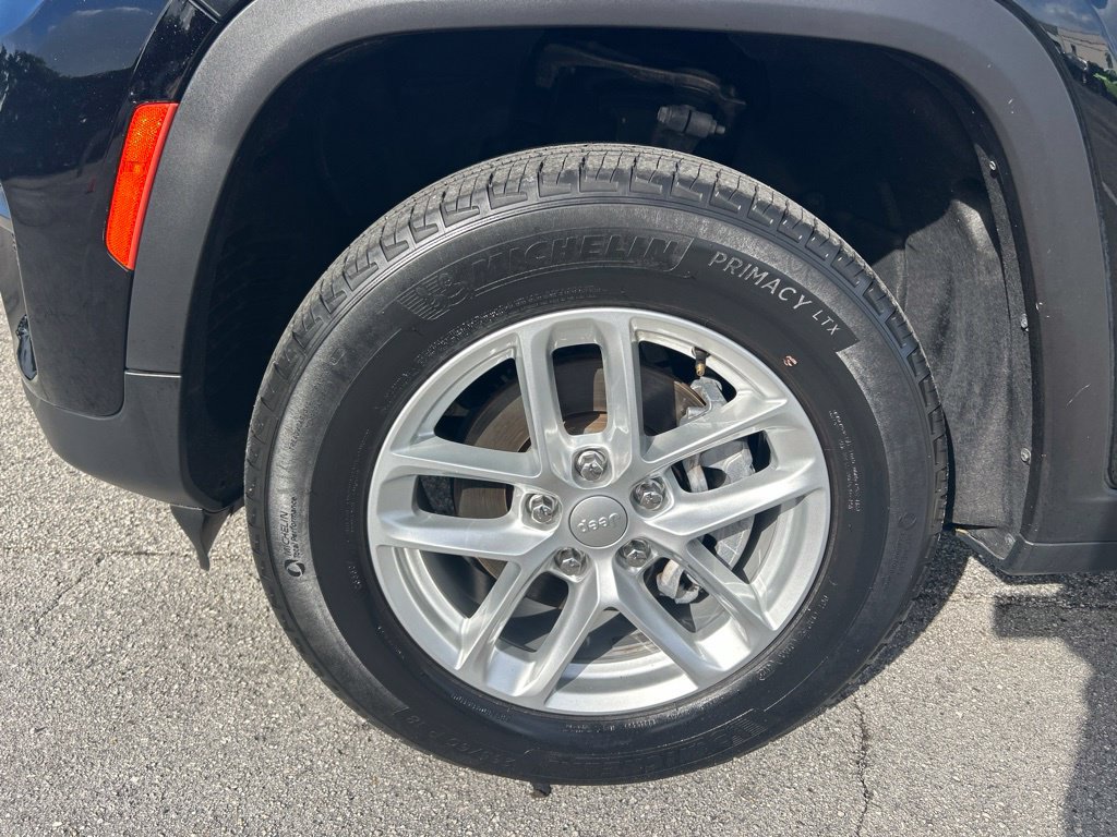 Used 2023 Jeep Grand Cherokee Laredo w/ Luxury Tech Group I RWD image 19