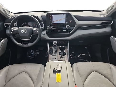 Used 2022 Toyota Highlander Limited FWD image 13