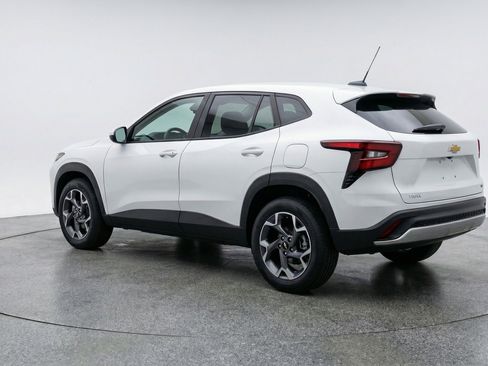 Used 2025 Chevrolet Trax LT w/ LT Convenience Package image 6