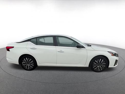 Used 2025 Nissan Altima 2.5 SV FWD image 15