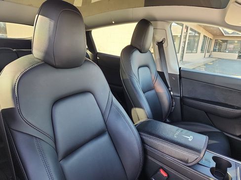 Used 2022 Tesla Model Y Long Range image 30