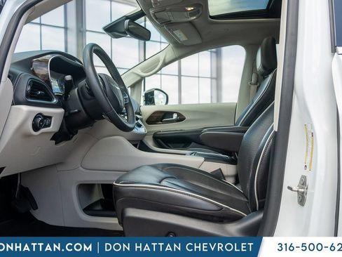 Used 2023 Chrysler Pacifica Limited FWD image 4