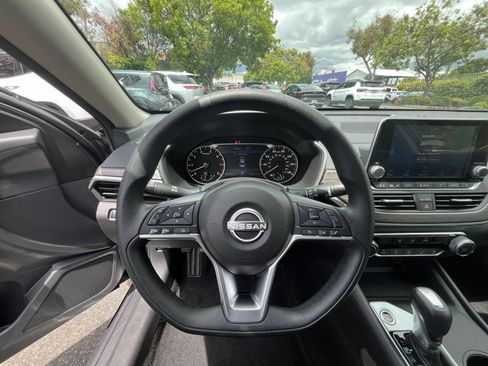 Used 2025 Nissan Altima 2.5 SV FWD image 29