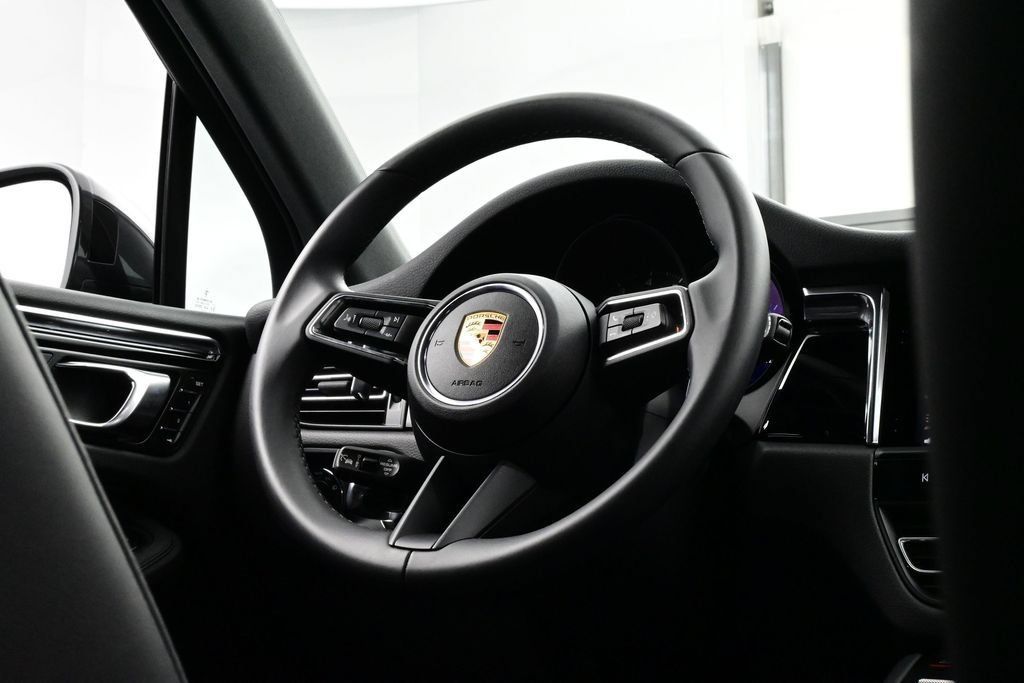Certified 2025 Porsche Macan AWD/4WD image 20