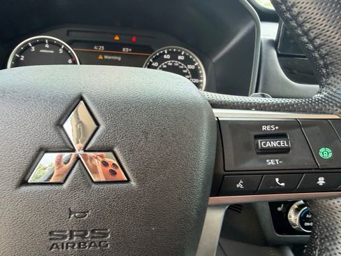 Used 2025 Mitsubishi Outlander SE AWD/4WD image 19