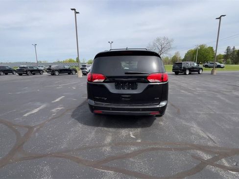 Used 2020 Chrysler Pacifica Touring-L image 7