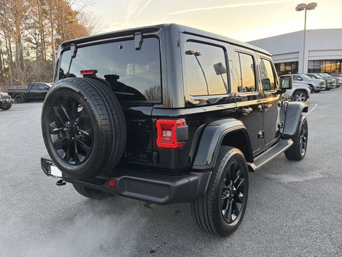 Used 2025 Jeep Wrangler Sahara image 6