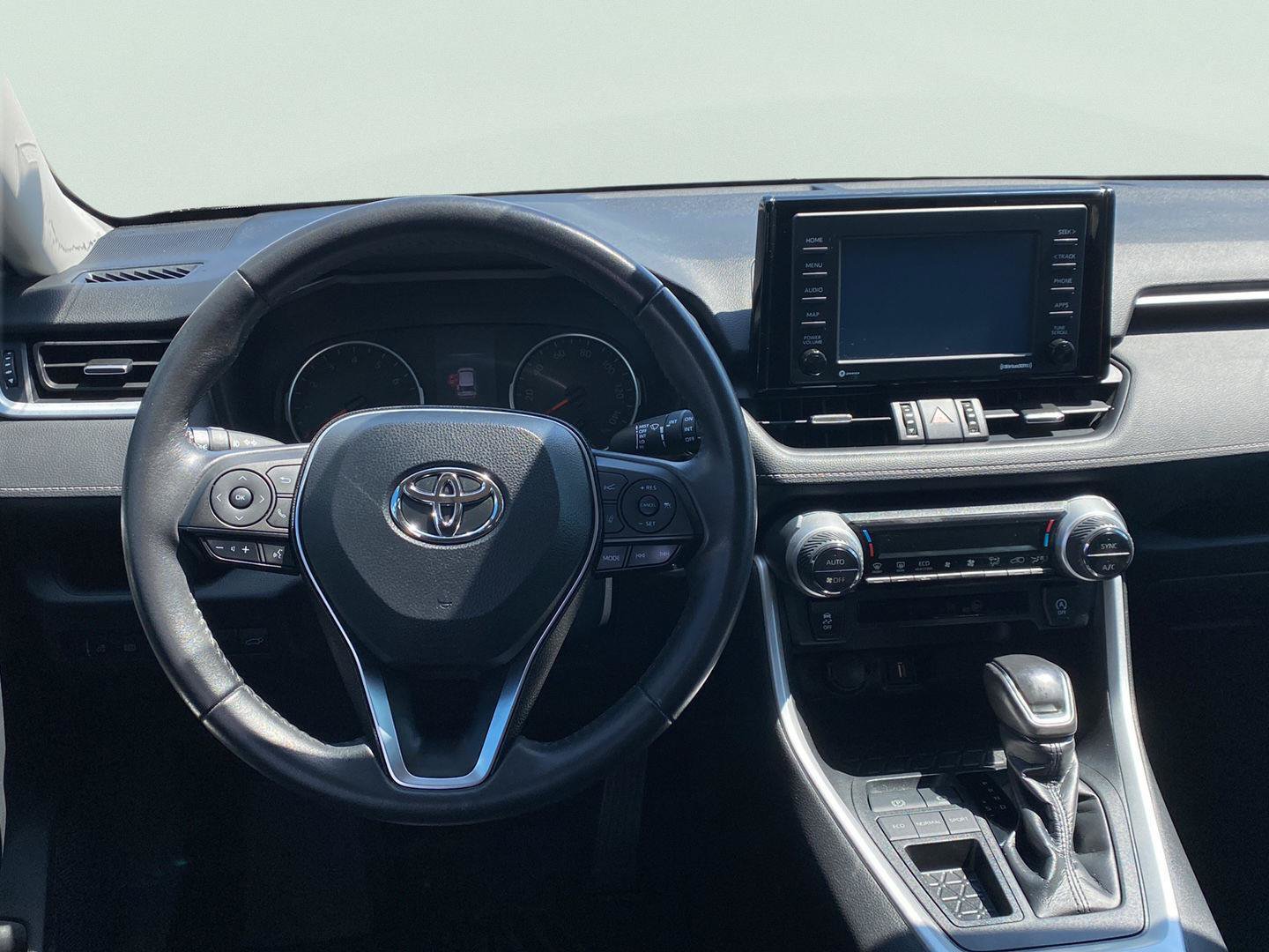 Used 2020 Toyota RAV4 XLE Premium FWD image 14