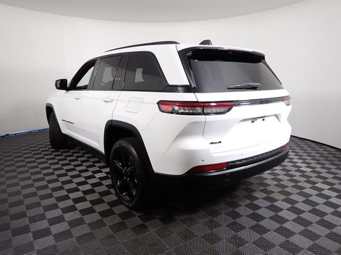 Used 2023 Jeep Grand Cherokee Altitude AWD/4WD image 12