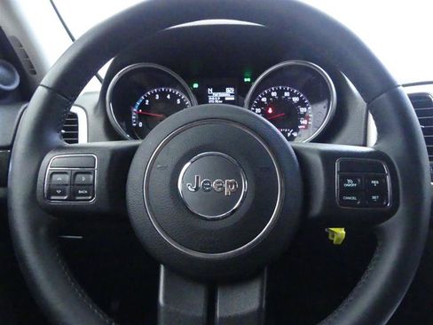 Used 2013 Jeep Grand Cherokee Laredo AWD/4WD image 14