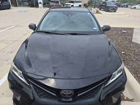 Used 2019 Toyota Camry SE image 2
