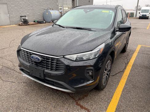 Used 2025 Ford Escape SE image 3