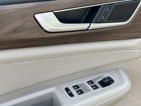 Used 2025 Volkswagen Atlas SE image 17