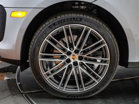 Certified 2025 Porsche Macan image 10