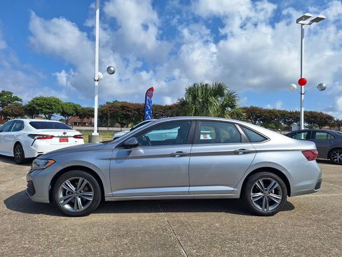 Used 2024 Volkswagen Jetta SE FWD image 8